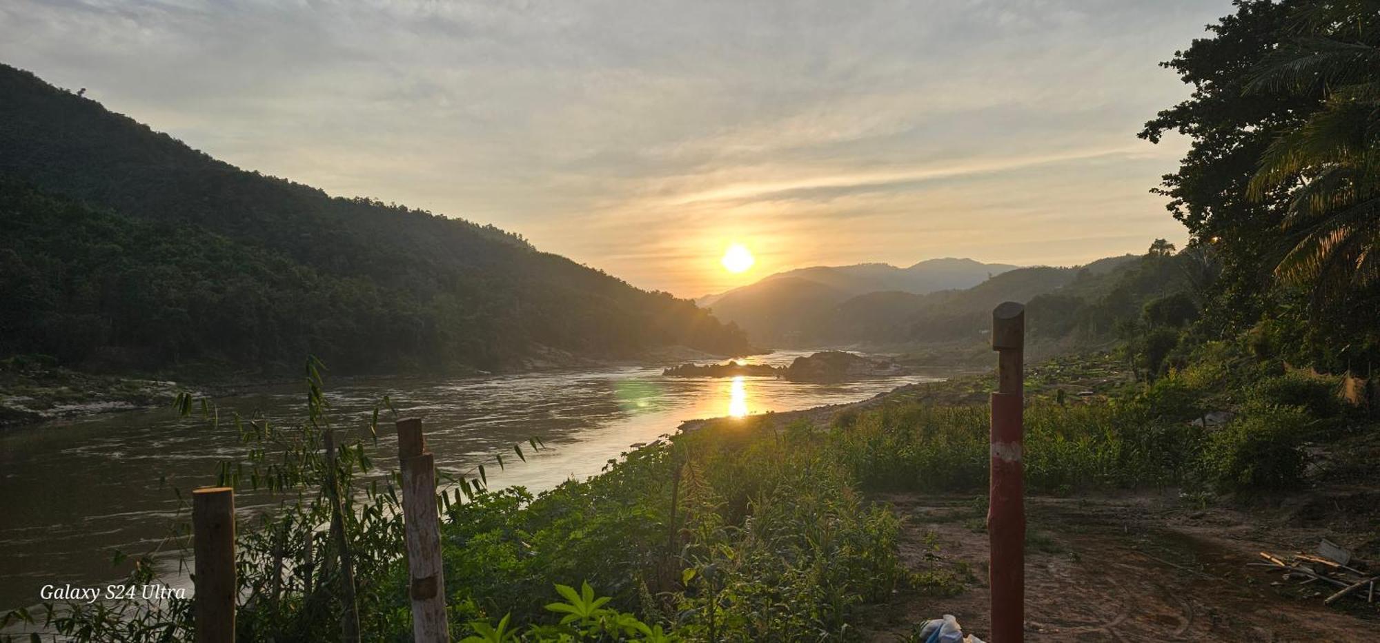 Muang Pakbèng Inn Riverside Hostel Pb מראה חיצוני תמונה
