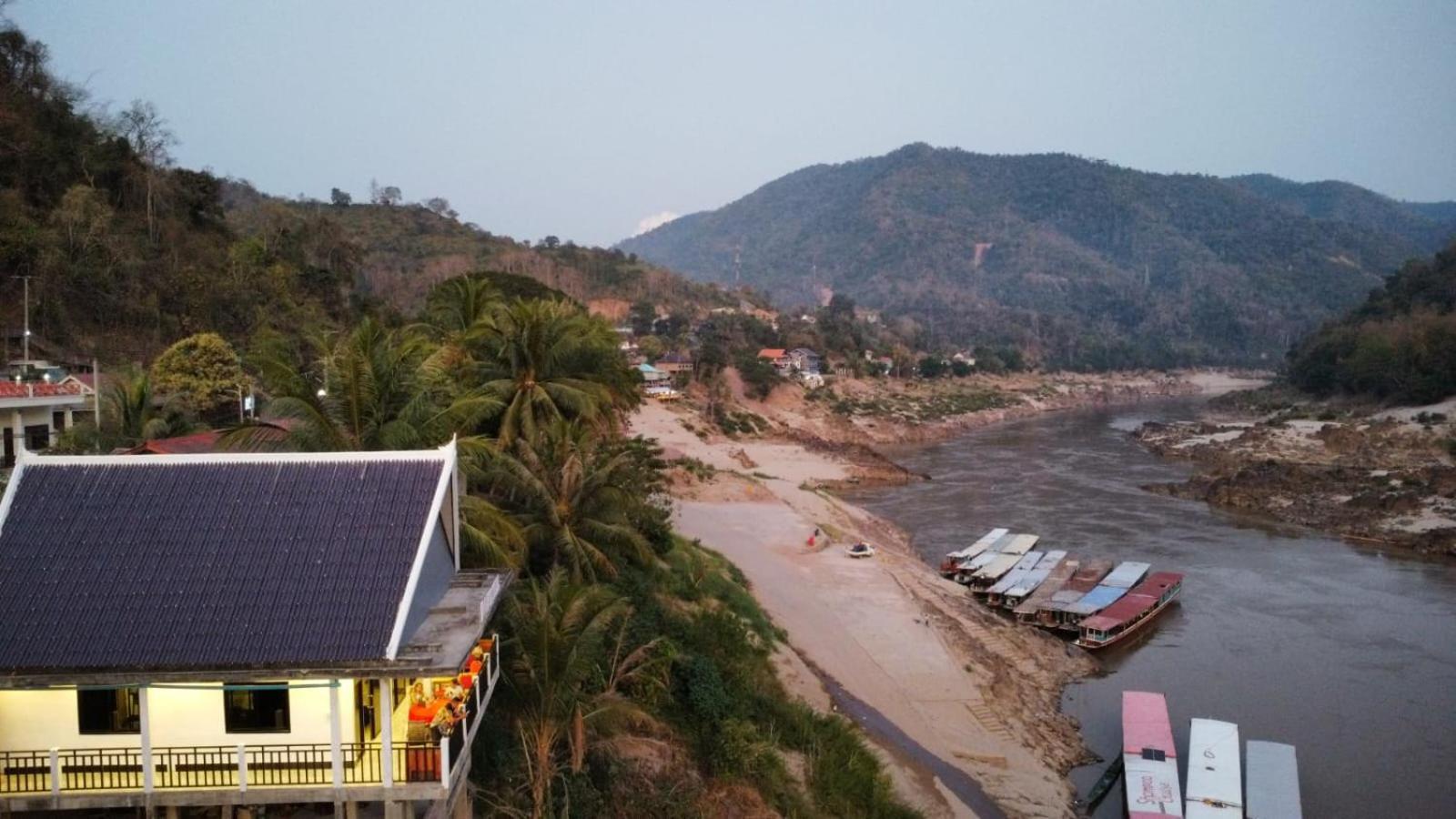 Muang Pakbèng Inn Riverside Hostel Pb מראה חיצוני תמונה